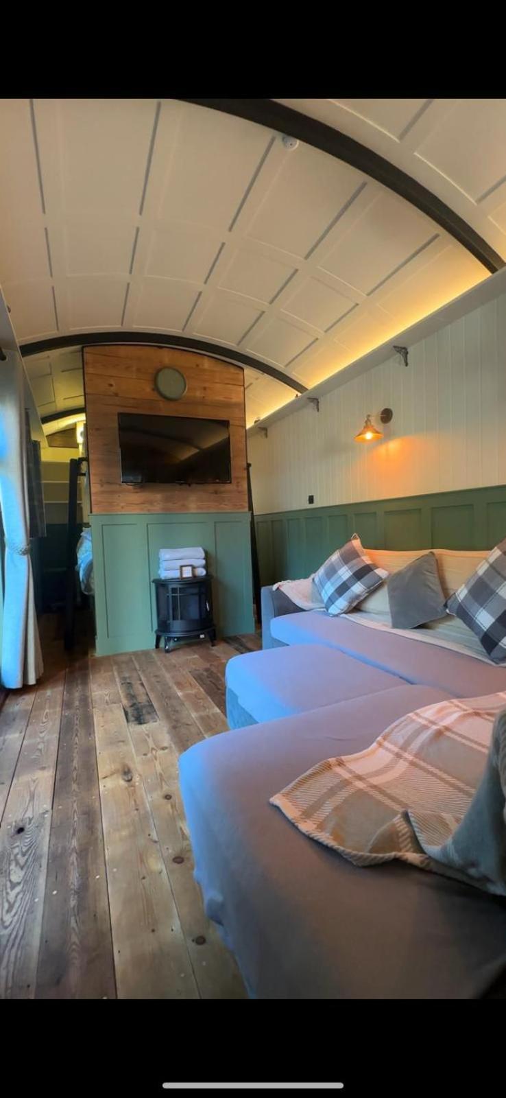 The Holly Hut Otel Burton  Dış mekan fotoğraf